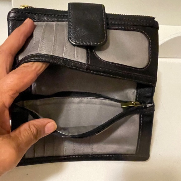 FOSSIL ELLA BLACK LEATHER
BIFOLD ZIPPER POCKET - Picture 15 of 16